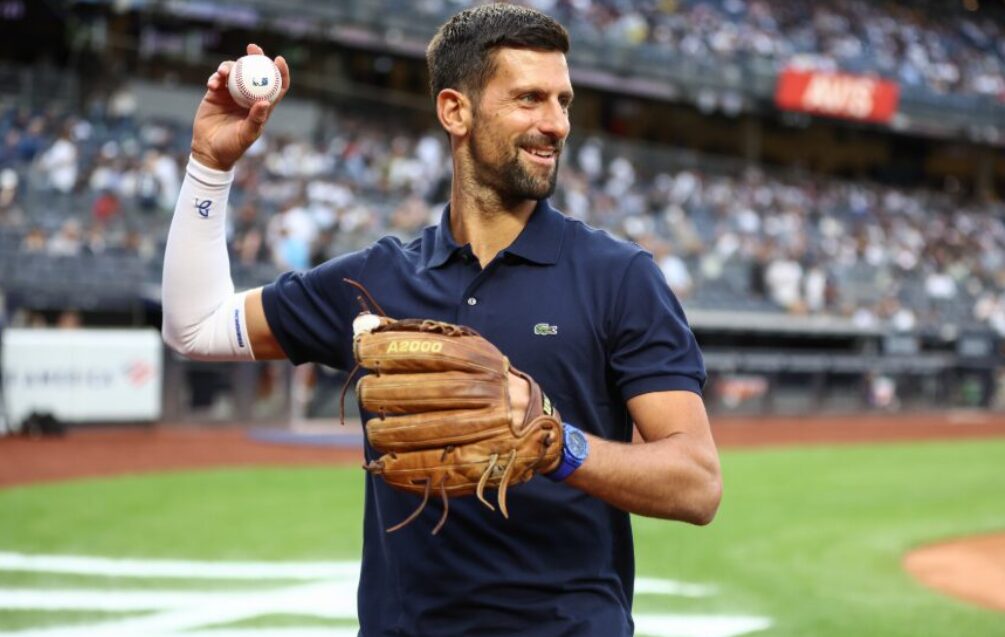 (Видео) Ѓоковиќ имаше чест да го фрли првиот „пич“ пред големо бејзбол дерби во САД