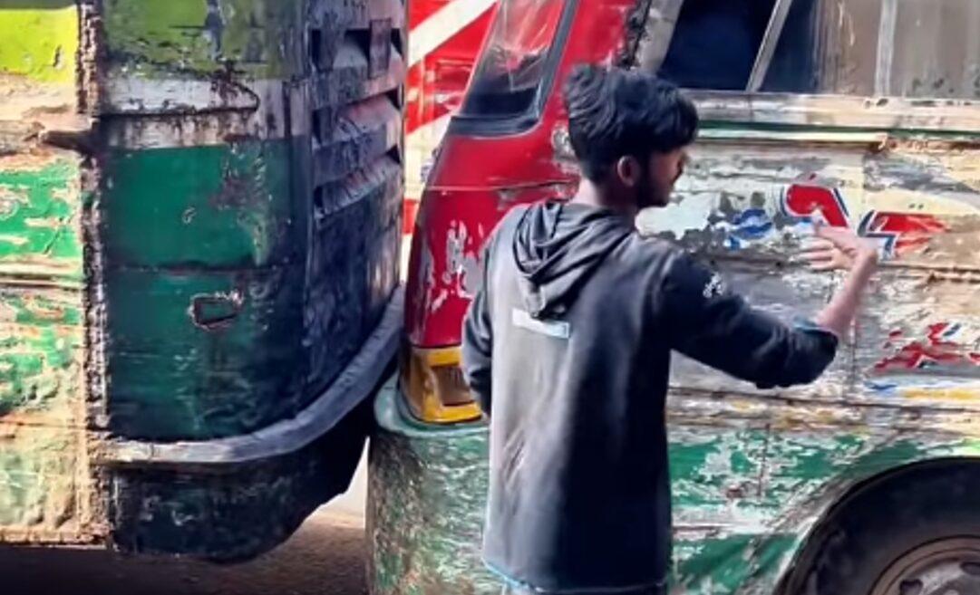 (Видео) Автобусите постојано се судираат и продолжуваат како ништо да не било, сообраќајниот хаос во Бангладеш е рутина