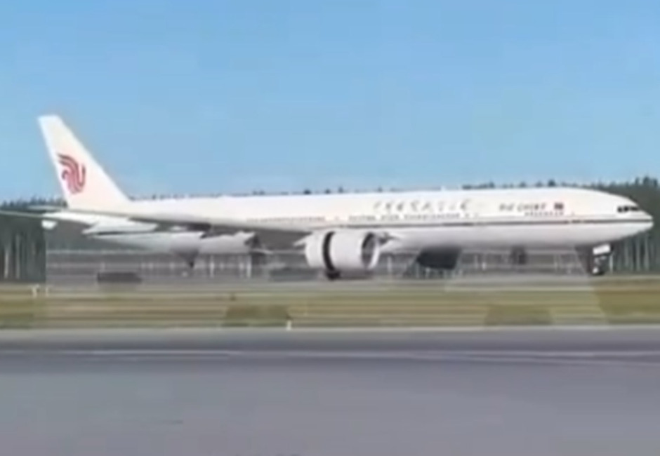 (Видео) Боинг со 250 патници принудно слета во Русија, имаше дефект на моторот