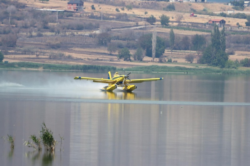 (Видео) Во гасење на пожарот кај Желино се вклучија авионите на ДЗС