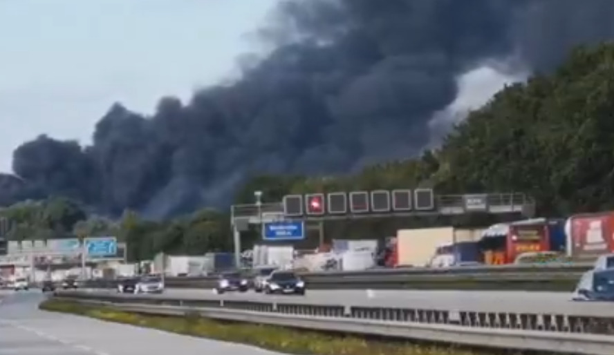 (Видео) Голем пожар во пристаниште во Хамбург: одекнуваат експлозии, автопатот е затворен