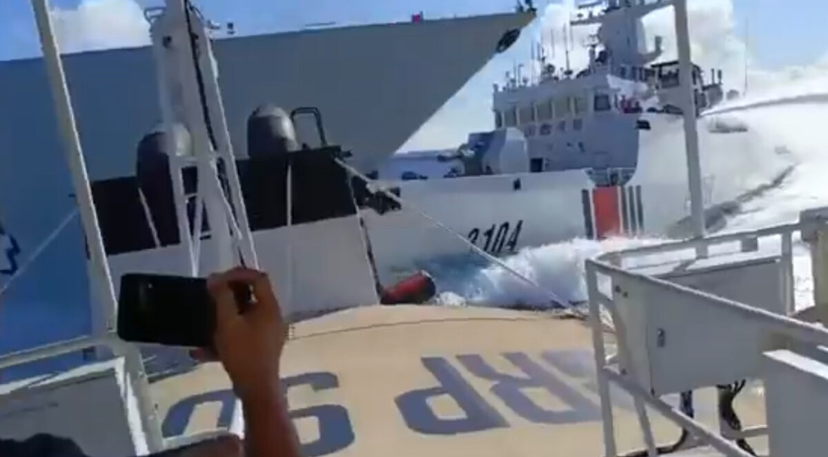 (Видео) Два кинески брода се судрија при потера по филипински брод