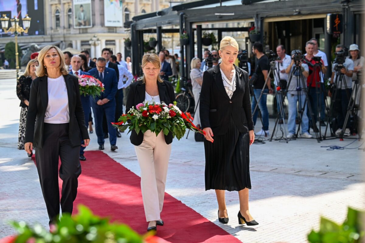 (Видео) Делегација на СДСМ предводена од потпретседателката Каја Шукова оддаде почит во Скопје, по повод Денот на Републиката