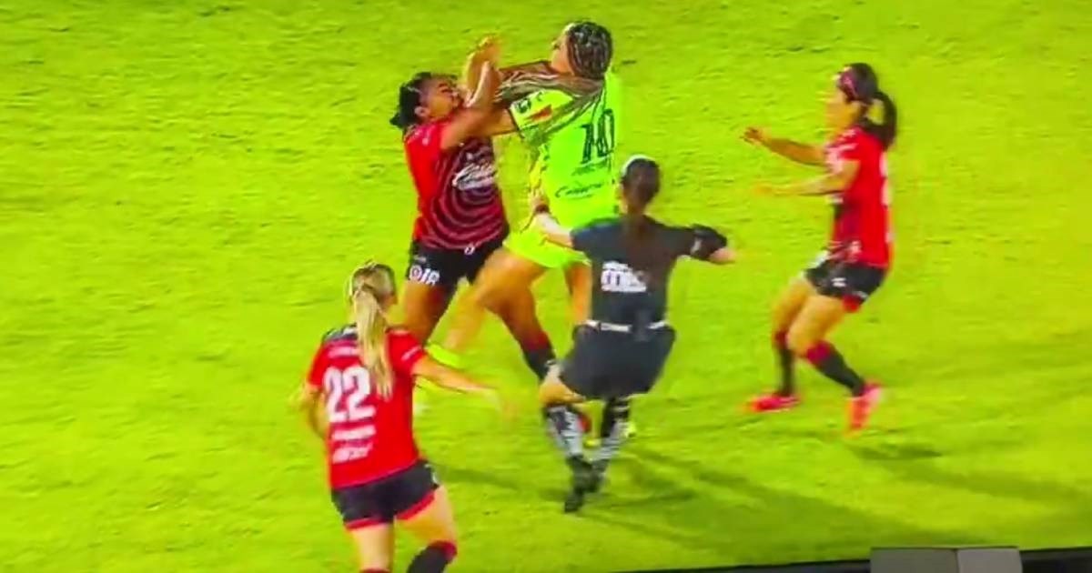 (Видео) Жестока тепачка на фудбалерки во Мексико