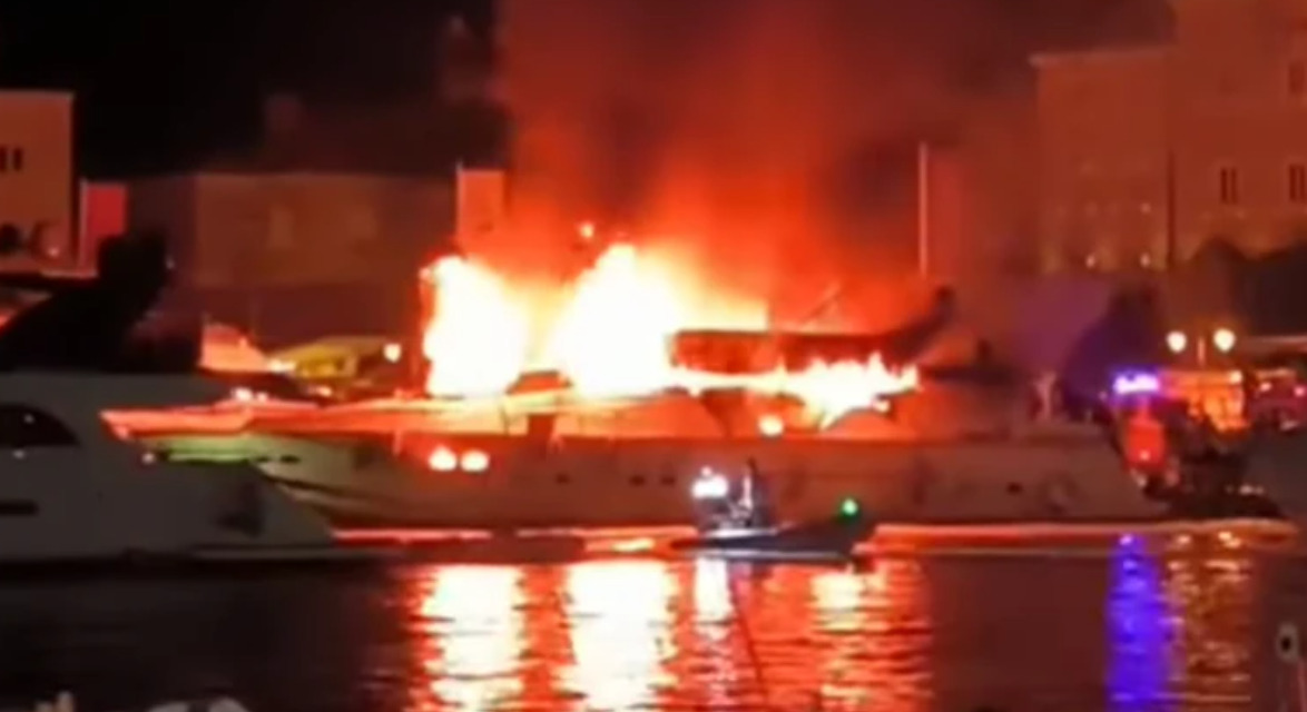 (Видео) Изгоре луксузна јахта во Будва: сопственикот бил на бродот кога избувнал пожарот