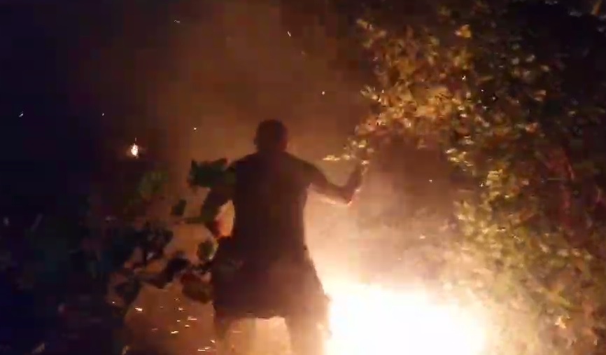 (Видео) Кога во пожар не може пинцгауер, гранка му е мајката: Ангелов со малку шега го покажа херојство на четата на Цветко од Рогачево