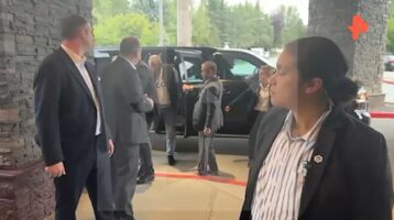 (Видео) Лавров пристигна на Алјаска облечен во џемпер со натпис „СССР“