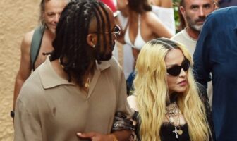 (Видео) Мадона се прошета во Италија со своето 38 години помладо момче: „Внукот оди рака под рака со баба“