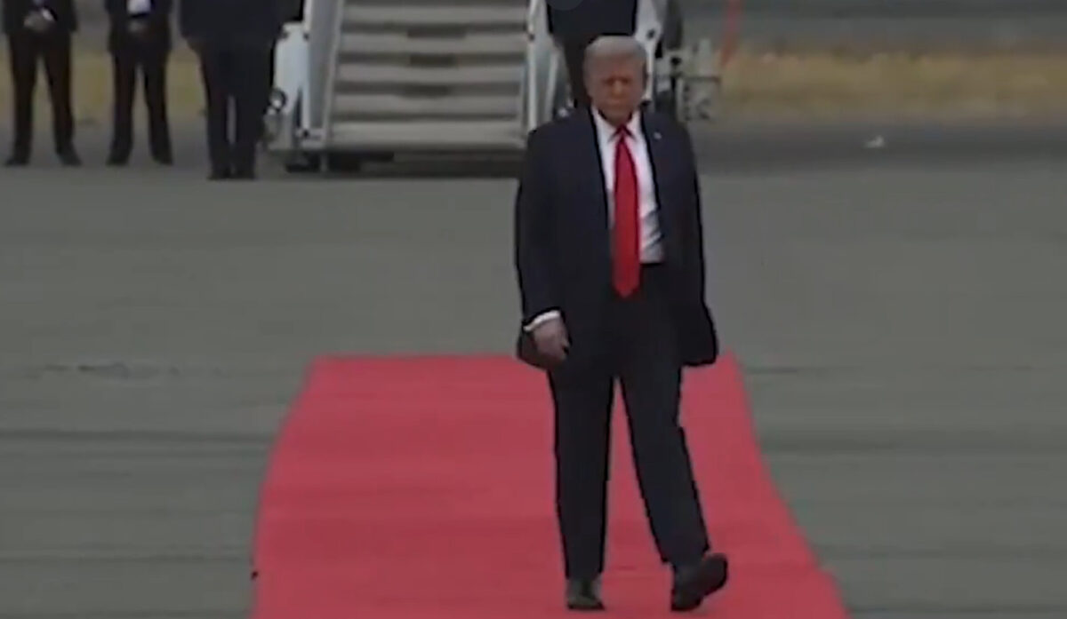 (Видео) Малку лево, па десно – коментари за начинот на кој Трамп чекореше на црвениот килим