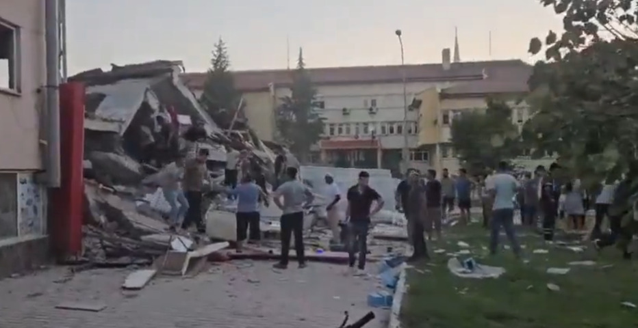 (Видео) Најмалку едно лице загина во земјотресот во Турција, повеќе од 200 последователни потреси