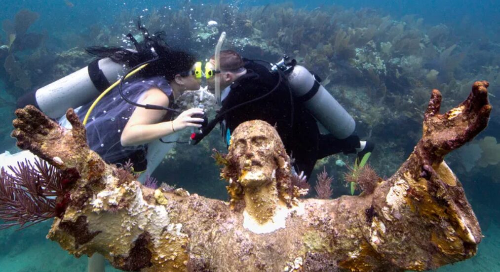 (Видео) Најубавата статуа на Исус Христос е под вода: снимките се нереални