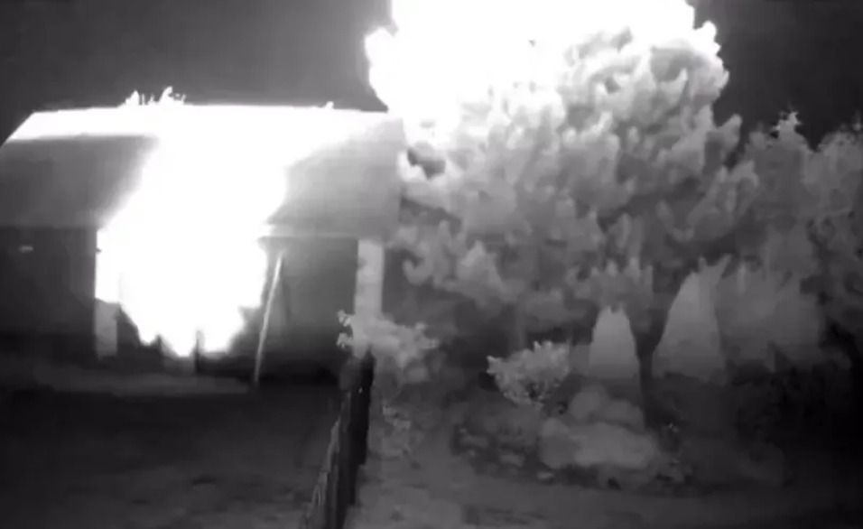 (Видео) Неидентификуван објект експлодира на поле со пченка во Полска, локалните куќи оштетени