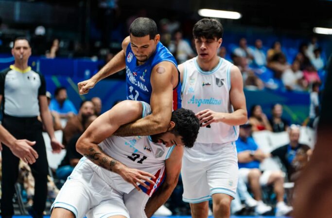 (Видео) Општа тепачка на Американскиот куп, не се знае кој кого удира