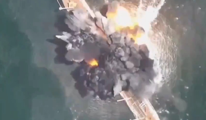 (Видео) Русите го снимија моментот на напад врз украински воен брод