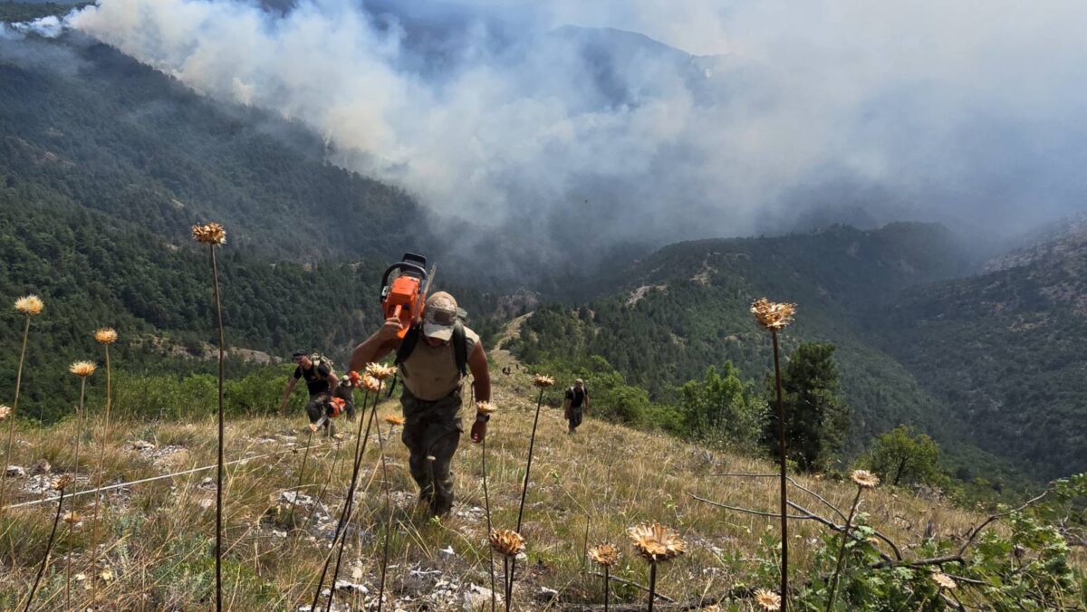 (Видео) Специјалци од единиците „Волци“ и „Тигри“ направија пресека за да не се пренесе пожарот од Јасен