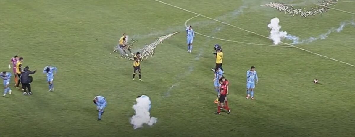 (Видео) Фудбалер настрада од факел, има изгореници и хематом на тестисите