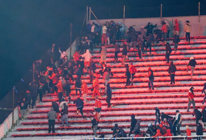 (Видео) Хаос во Јужна Америка: Крвава пресметка на хулигани – дете претепано со шипка, има и мртви?