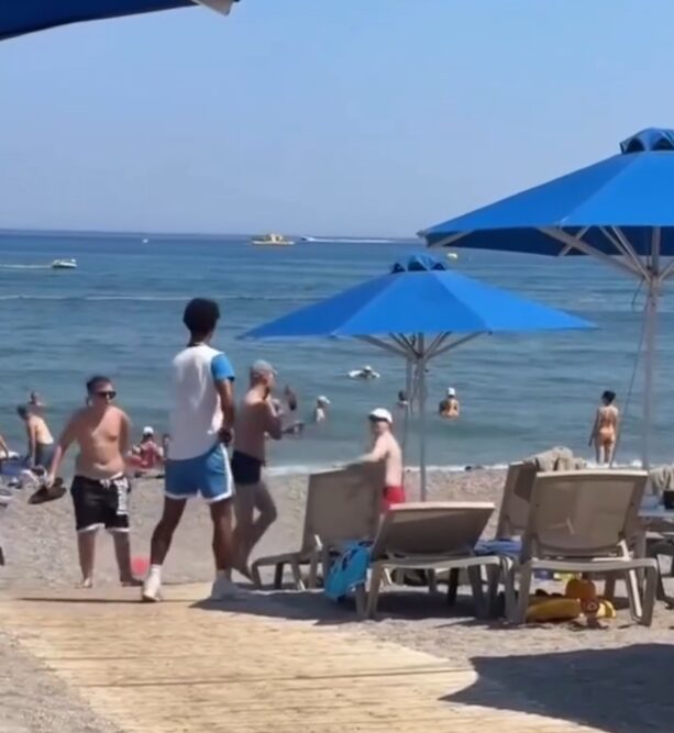 (Видео) Хаос на плажа во Грција: Туристи се степаа за лежалки