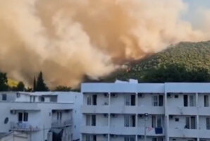 (Видео) Црна Гора: Пожарникар повреден при експлозија, повеќе семејства евакуирани по пожарите