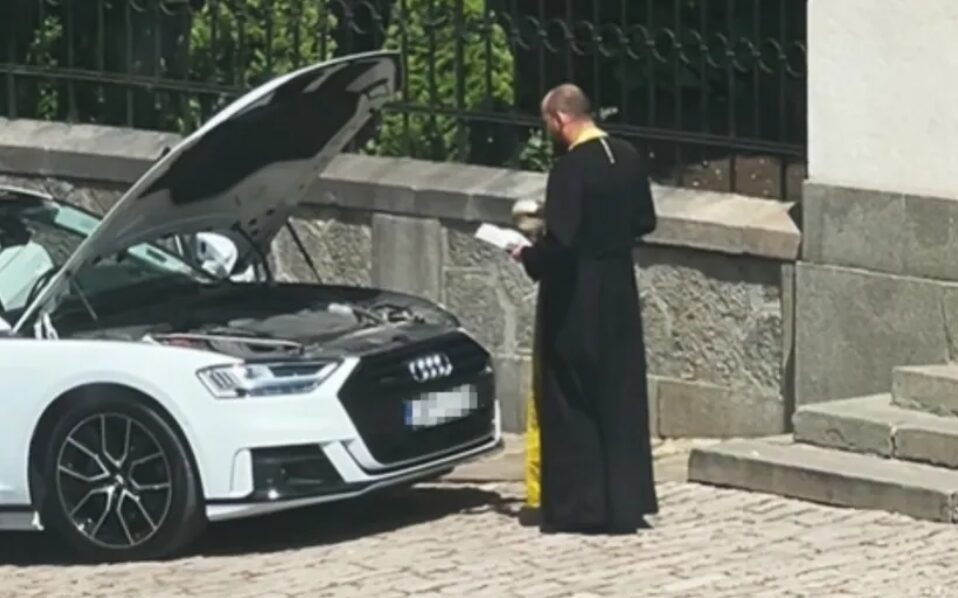 Вирално видео: свештеник пред црква освети „ауди“ - Балканкан