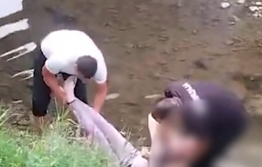 (Вознемирувачко видео) Полицијата на раце носи жена што се обиде да се самоубие скокајќи во Вардар