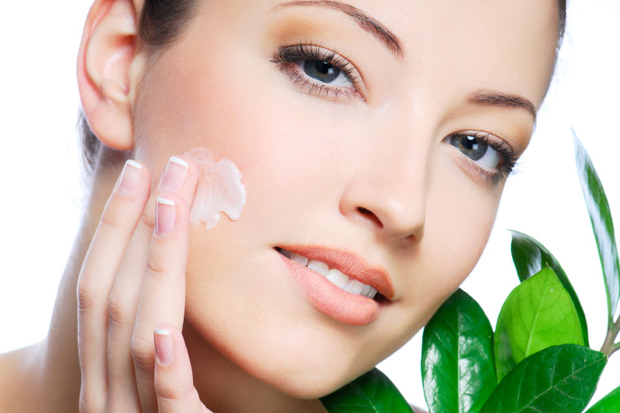 Бебешка пудра во чевлите, кокосово масло на лицето: 10 корисни совети за убавина