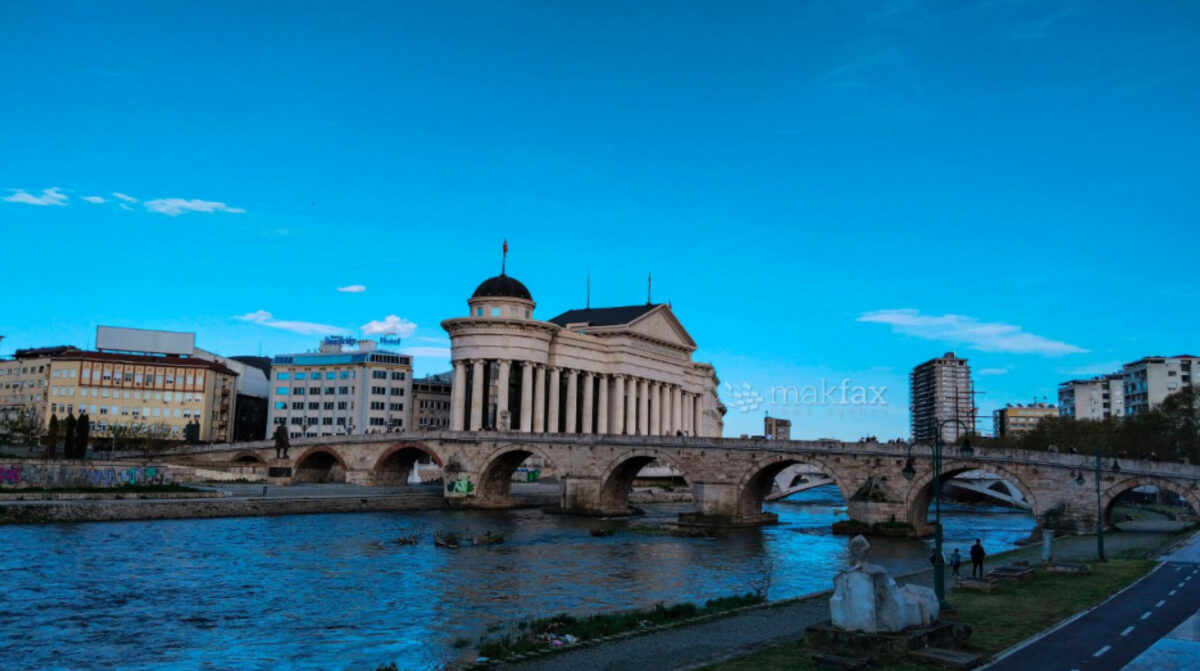 Времето денеска сончево со мала до умерена облачност, попладне локален пороен дожд и грмежи