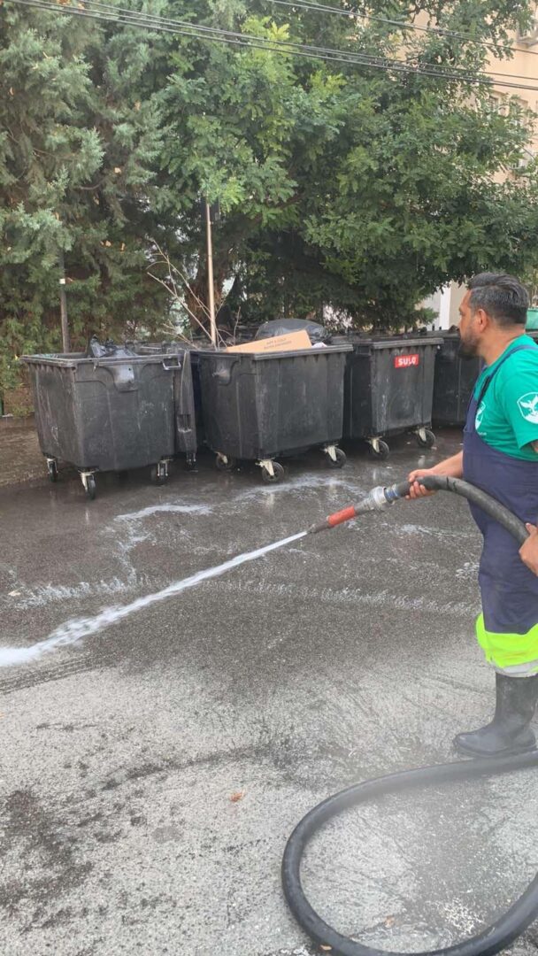 Герасимовски: Исчистивме и измивме околу контејнерите во Буњаковец и во Дебар Маало, продолжуваме во цел Центар