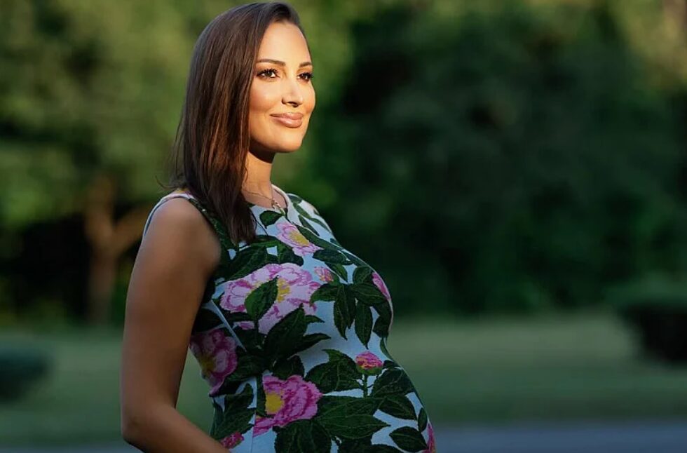 Ги одбројува деновите до породувањето: Александра Пријовиќ го покажа стомакот во кратко фустанче