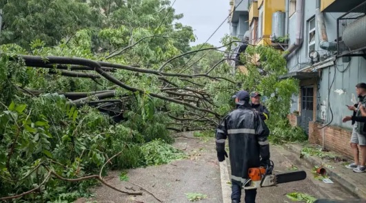 Големо невреме во Албанија, ветерот носеше сè пред себе