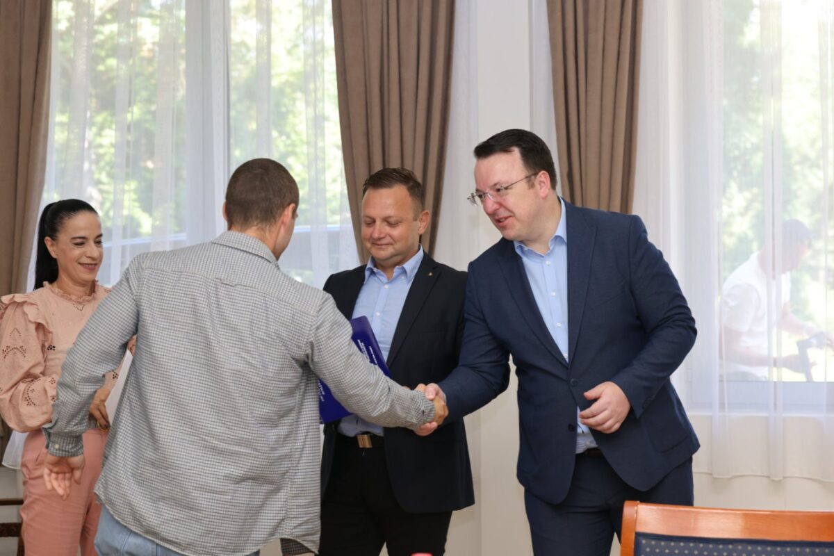 Десет лица добија уверенија за пилоти, од понеделник нов јавен повик: Николоски потсети на критичната состојба со воздухополовен персонал