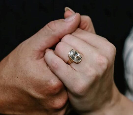 Дијамант во безвременски стил - Тејлор Свифт се сврши со прстен што сите ќе го посакаат