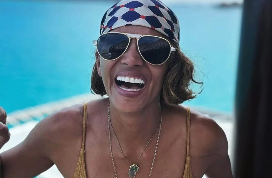 За крај на летото: жената-мачка ги почести фановите со жешки фотографии во бикини