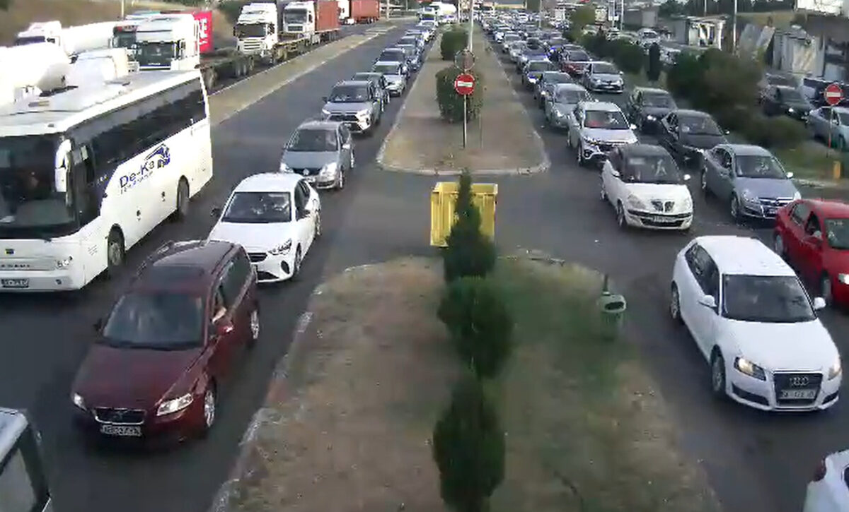 Зголемена фреквенција на возила, на Богородица и Дојран се чека околу 30 минути