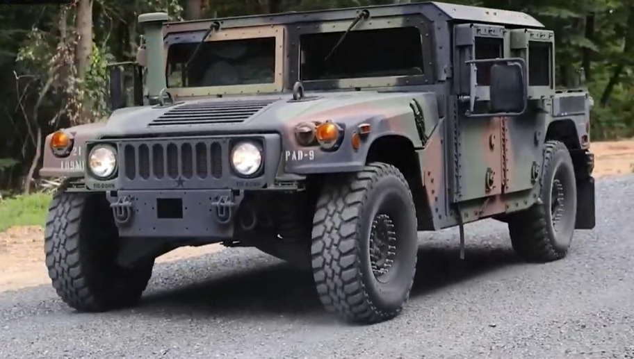 Мицкоски на презентација на новата воена опрема од САД во касарната во Штип