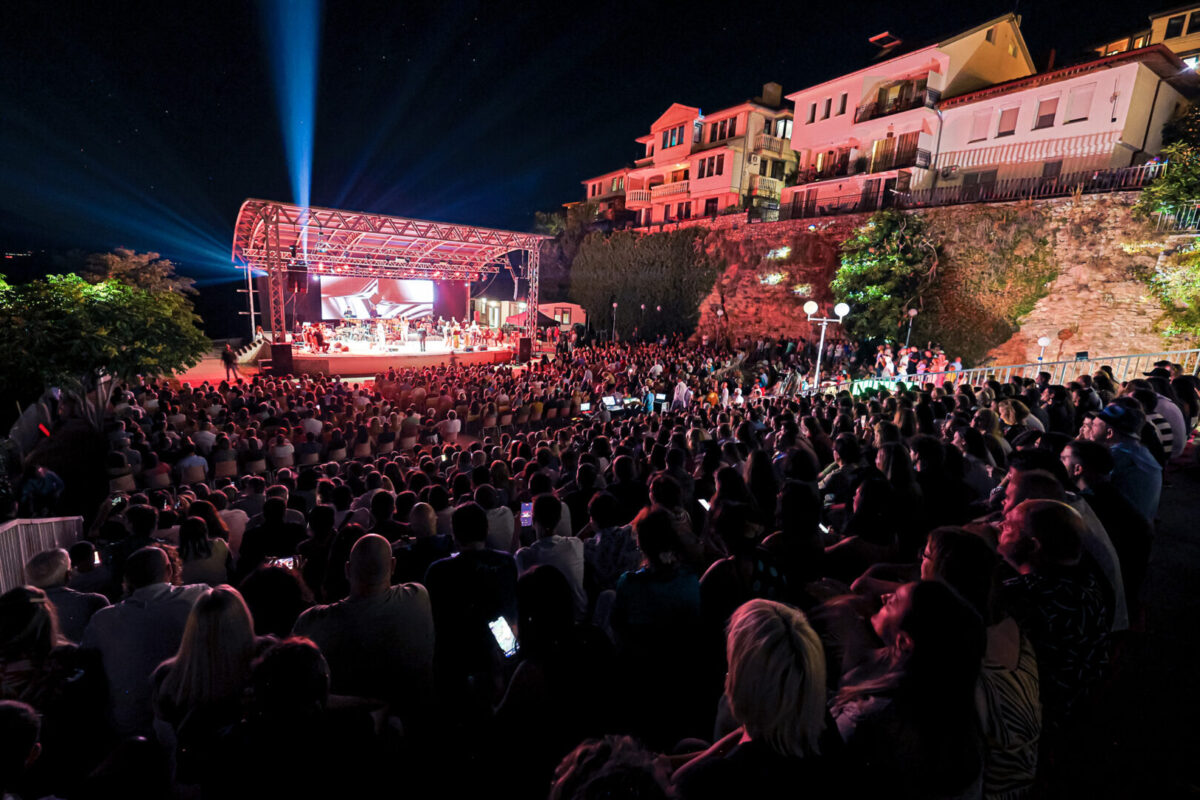 Многубројната публика на „Охридско лето“ пулсираше во духот на афробит ритамот