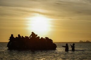 На југот на Италија се преврте брод со мигранти, најмалку 20 лица загинаа