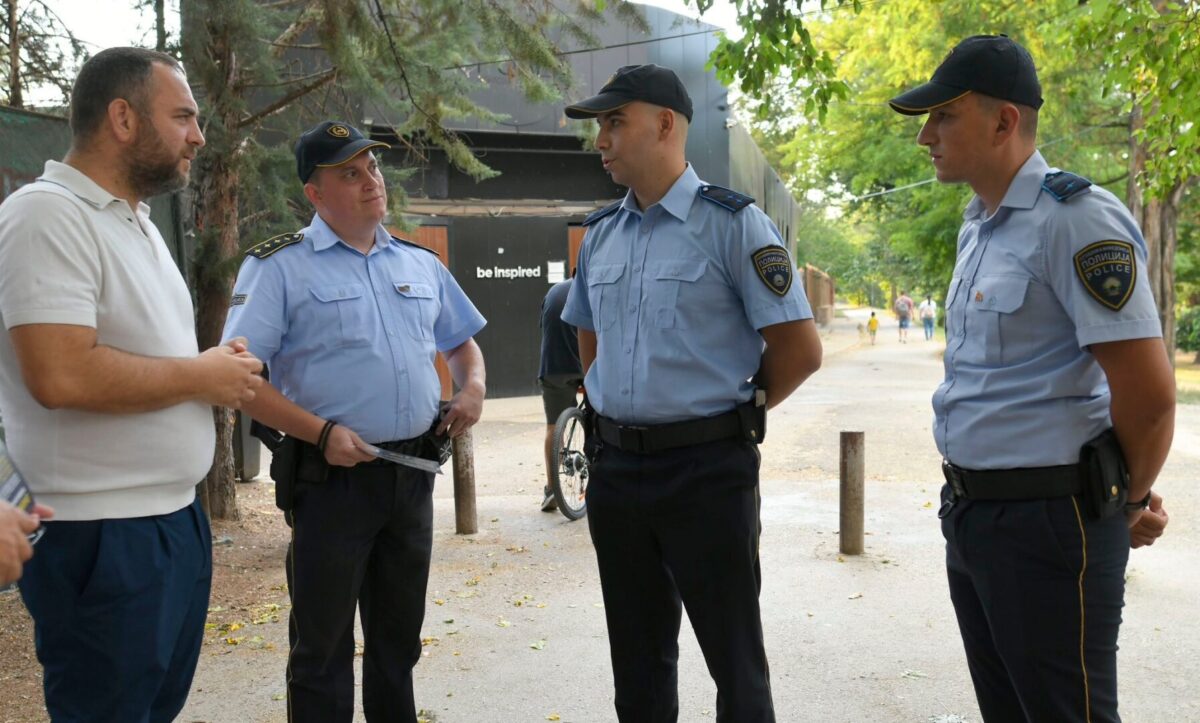 Наградени ќе бидат полицајците кои вчера ја спасија жената во Вардар
