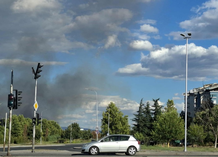 Пожарот во Вардариште е под контрола, дел по дел Скопје добива струја