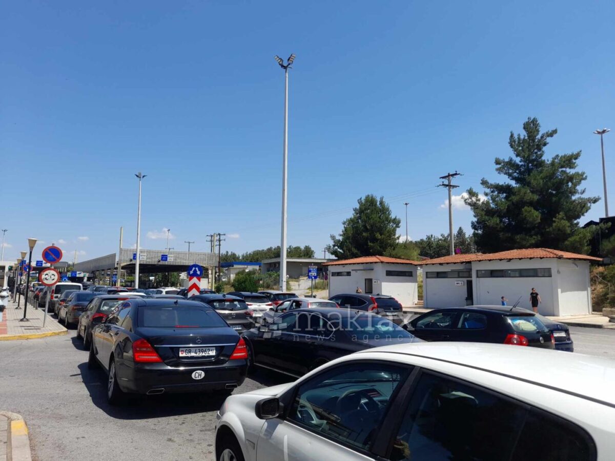 Помалку од еден час се чека на граничните премини Богородица и Табановце