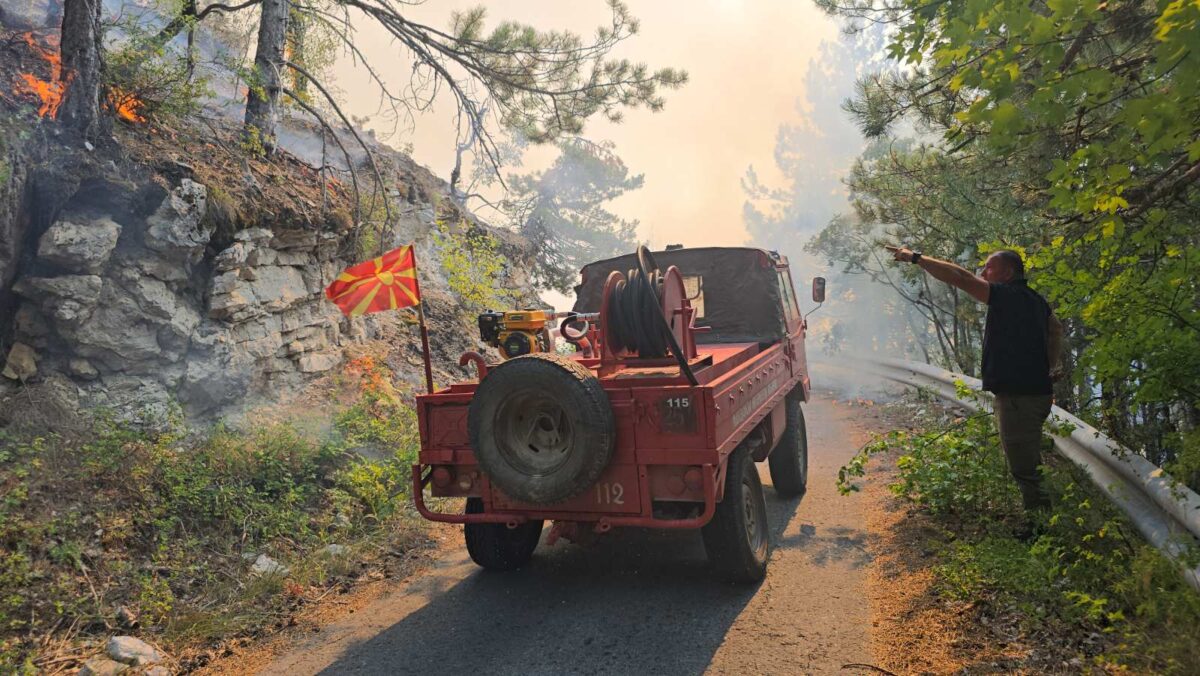 Поради пожарот кај Јасен, затворен за сообраќај патот Македонски Брод – Скопје
