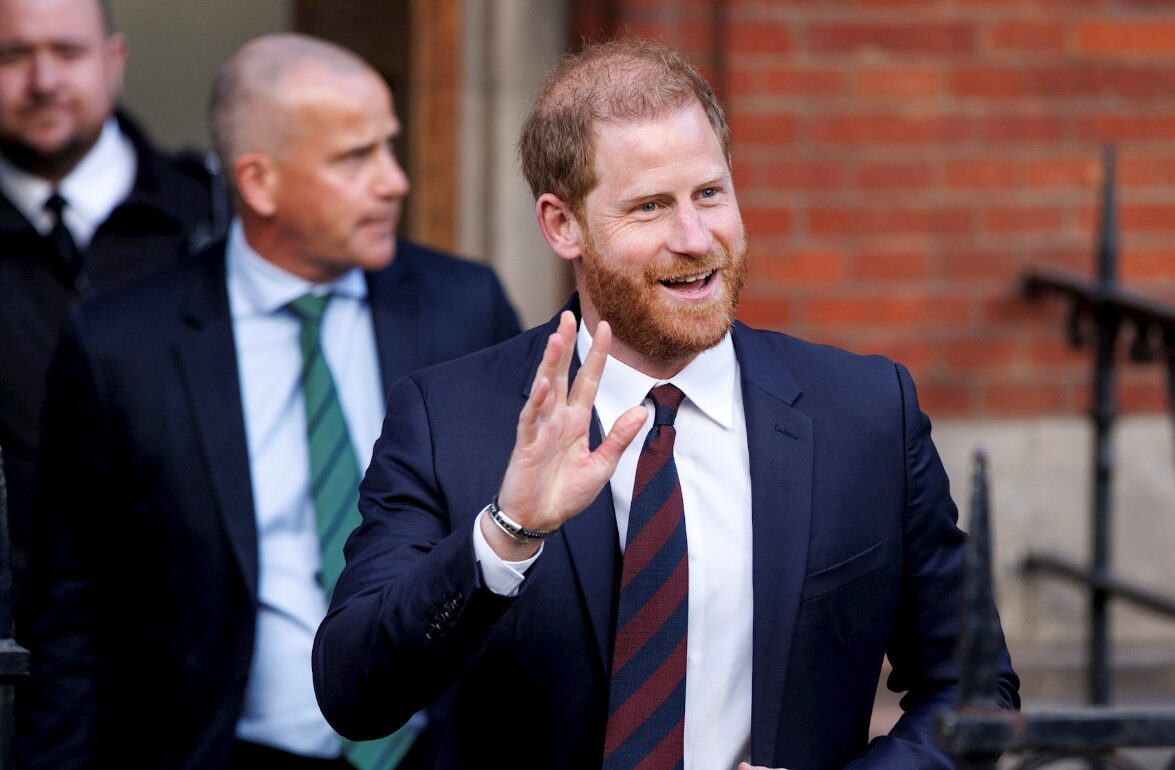 Принцот Хари оди во Велика Британија на третата годишнина од смртта на неговата баба, кралицата Елизабета