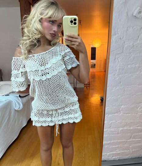 Сабрина Карпентер во фустан што ја нагласува ретро, ​​летната атмосфера