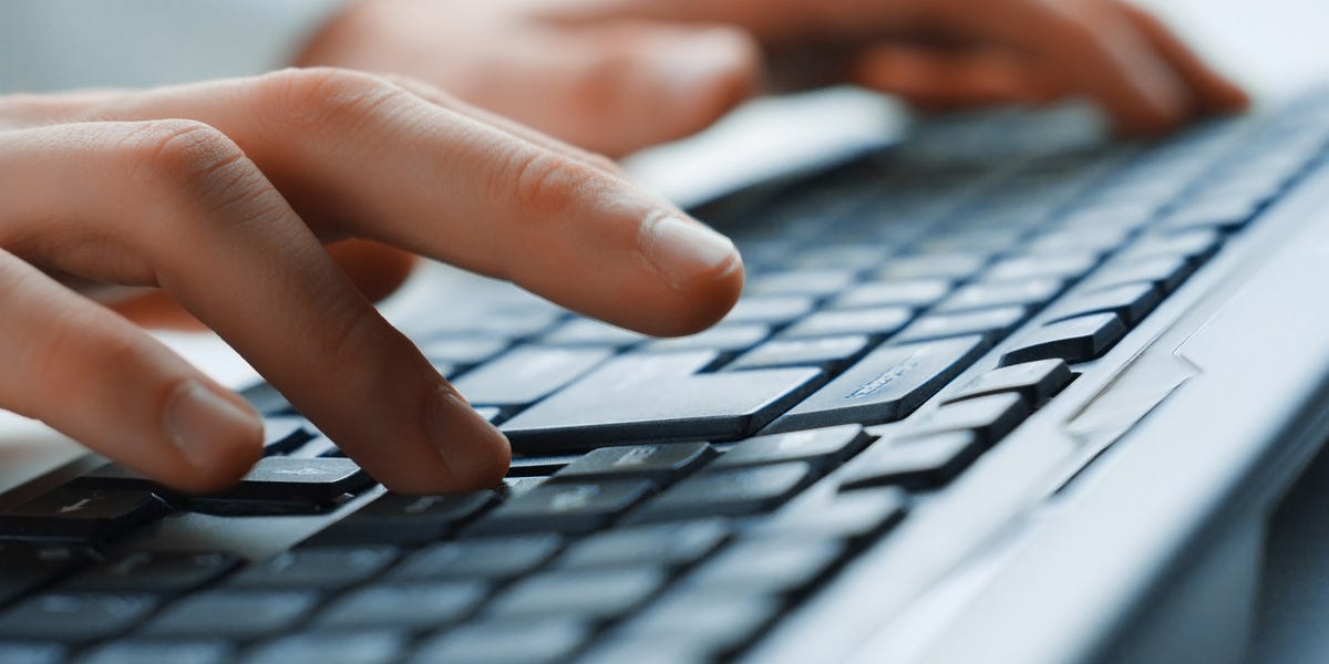 Скопјанец преку веб-страница продавал билети за непостоен концерт