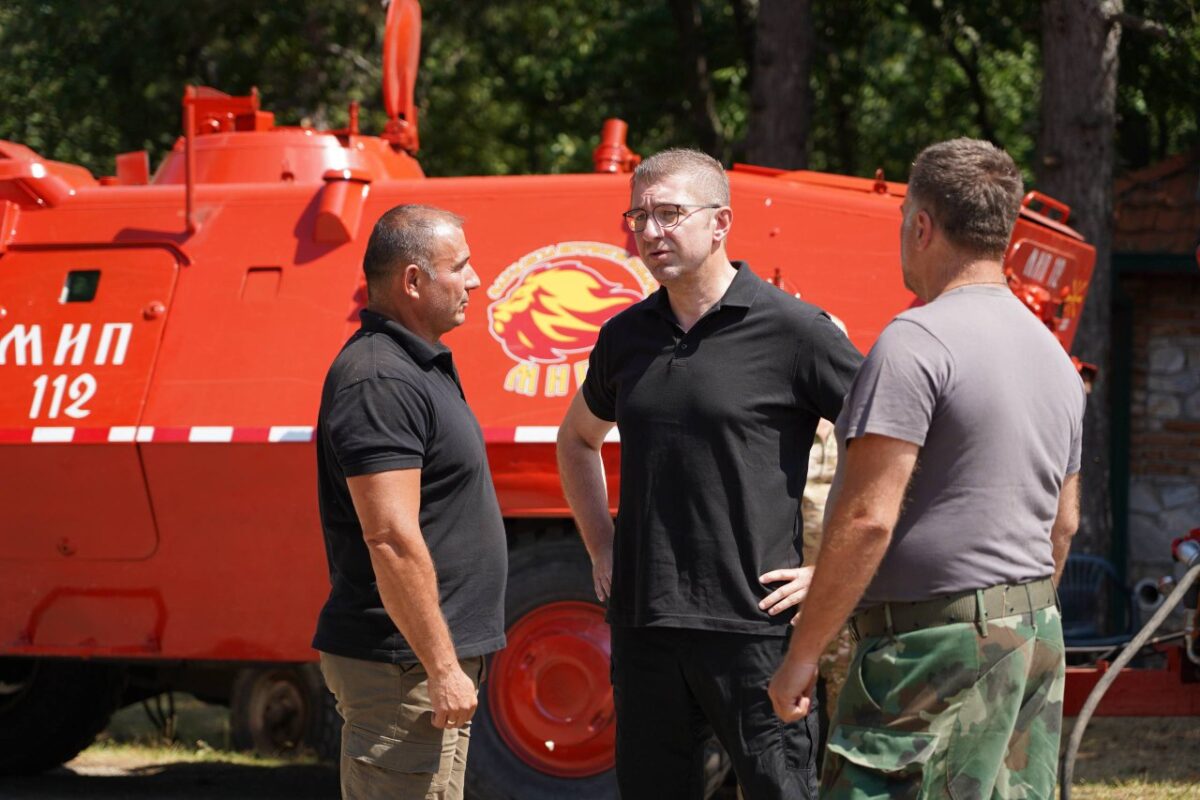 Според очевидците пожарот кај Јасен бил разгорен од удар на гром, Мицкоски вели се прават натчовечки напори