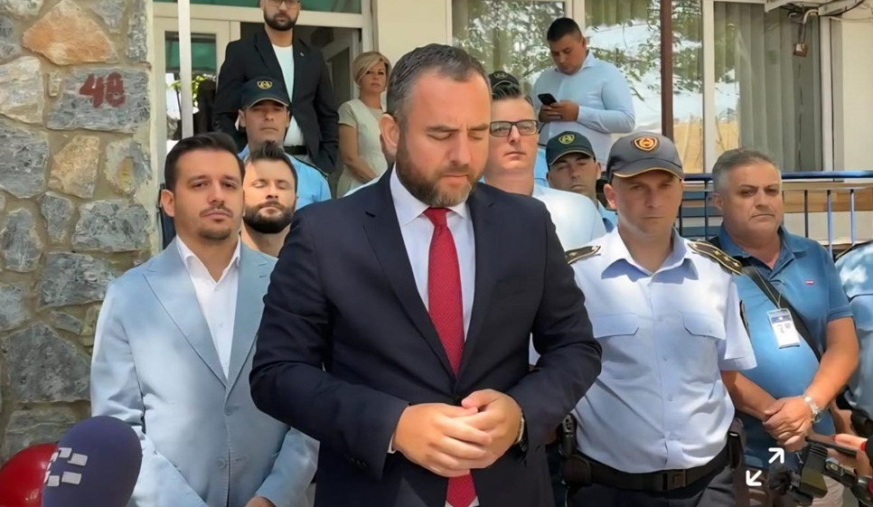 Тошковски го суспендирал, а Чадиева го вратила на работа командирот кој пукаше со калашников, ВМРО-ДПМНЕ го објави решението по прозивките на СДСМ