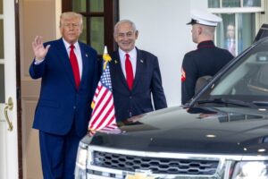 Трамп: Нетанјаху е воен херој, исто како мене