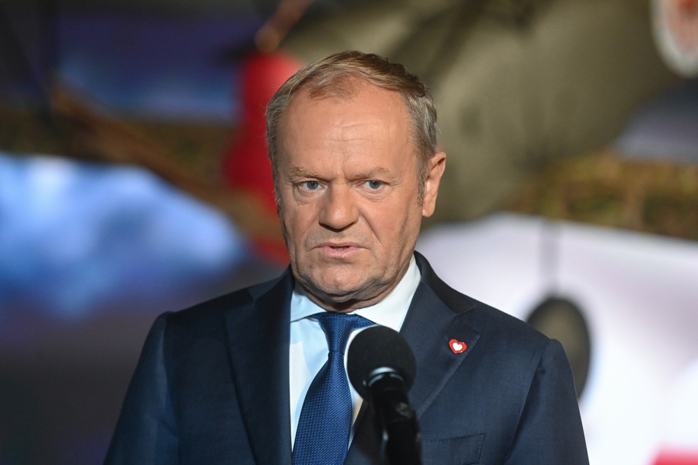 Туск остро ја критикуваше идејата за мировните преговори да се одржат во Будимпешта