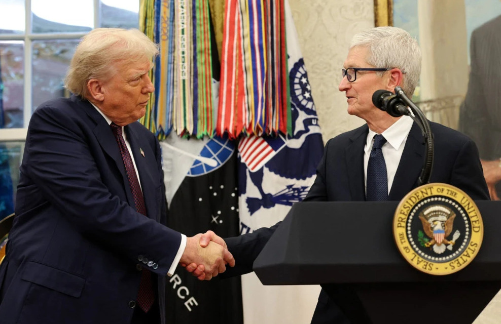 (ФОТО/ВИДЕО) Apple му се додворува на Трамп: Подарок од злато