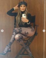 (Фото) Џеј Ло го врати омразениот тренд и ги покажа своите прекрасни облини